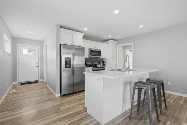 1421 Applewood DR, Fairfax, IA 52228