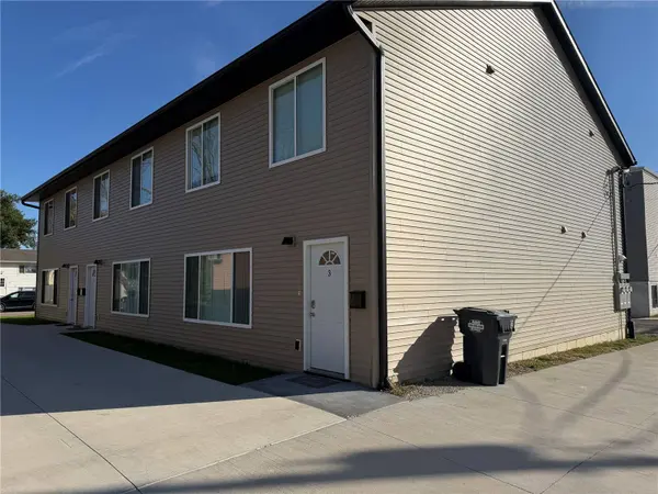 225 Clymer RD, Hiawatha, IA 52233
