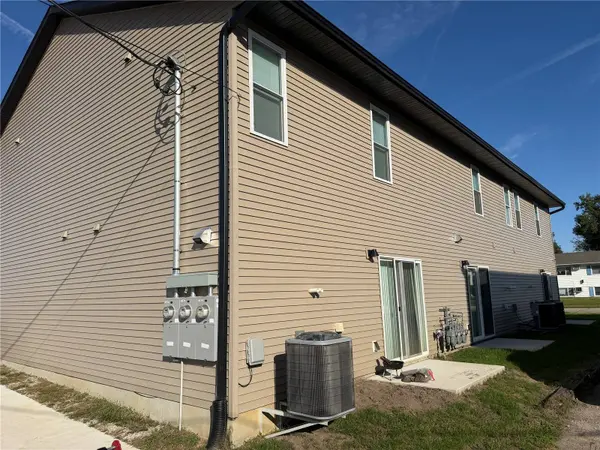 225 Clymer RD, Hiawatha, IA 52233