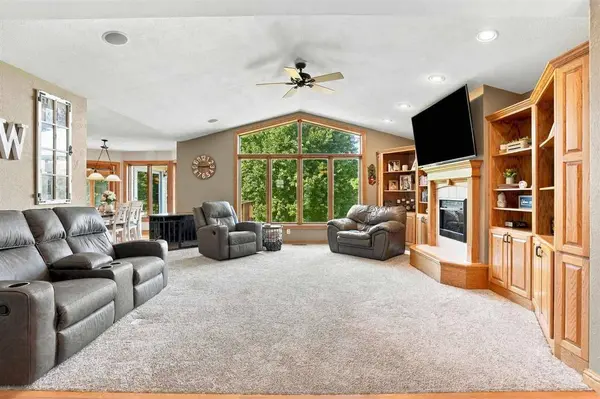 24594 110th St, Anamosa, IA 52205