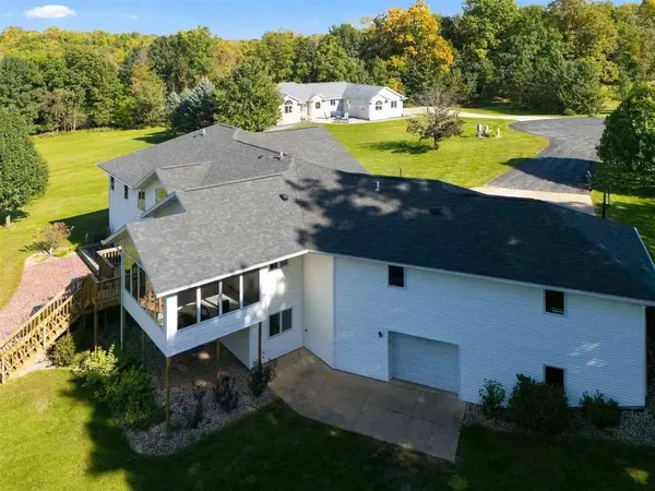 24594 110th St, Anamosa, IA 52205