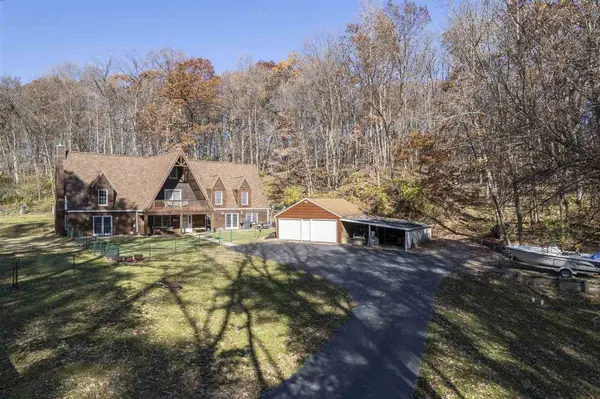 3098 Sandy Beach Rd, Solon, IA 52333
