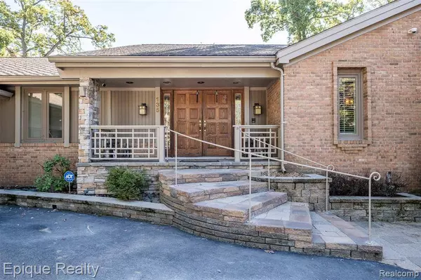 135 W Hickory Grove Road, Bloomfield Hills, MI 48304