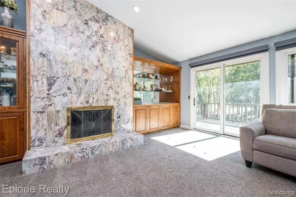 135 W Hickory Grove Road, Bloomfield Hills, MI 48304