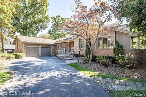 135 W Hickory Grove Road, Bloomfield Hills, MI 48304