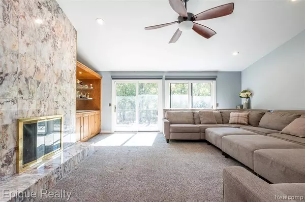 135 W Hickory Grove Road, Bloomfield Hills, MI 48304