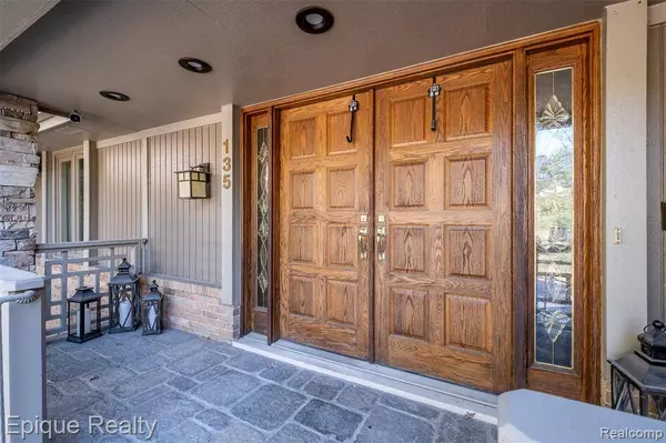 135 W Hickory Grove Road, Bloomfield Hills, MI 48304