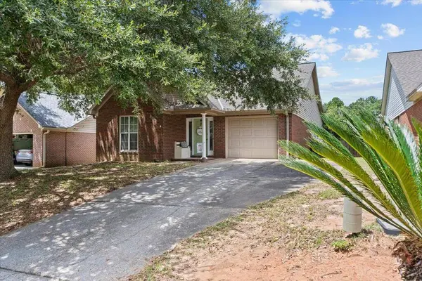 103 Trunbury Dr, Dothan, AL 36305
