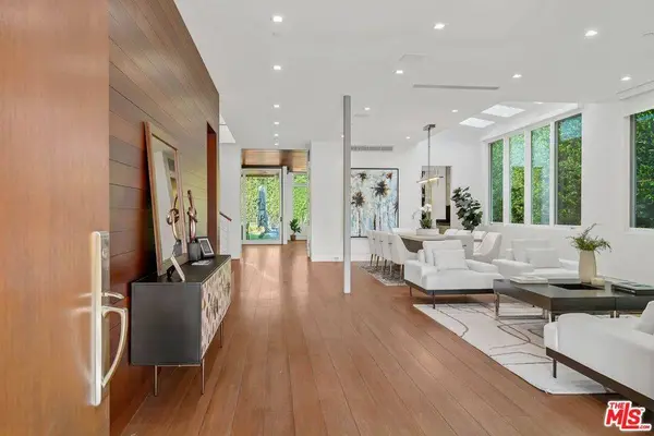 364 21st St, Santa Monica, CA 90402-2418