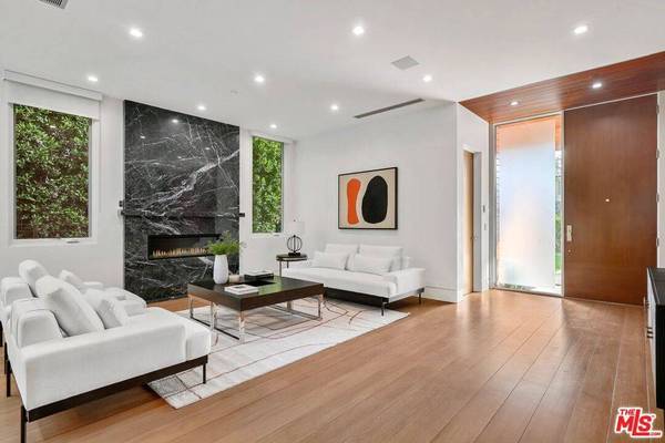 364 21st St, Santa Monica, CA 90402-2418