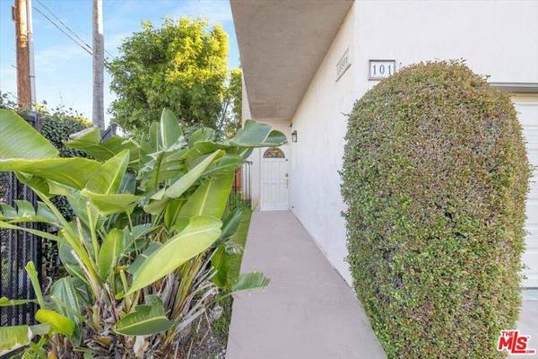 18806 Hatteras ST #101, Tarzana, CA 91356