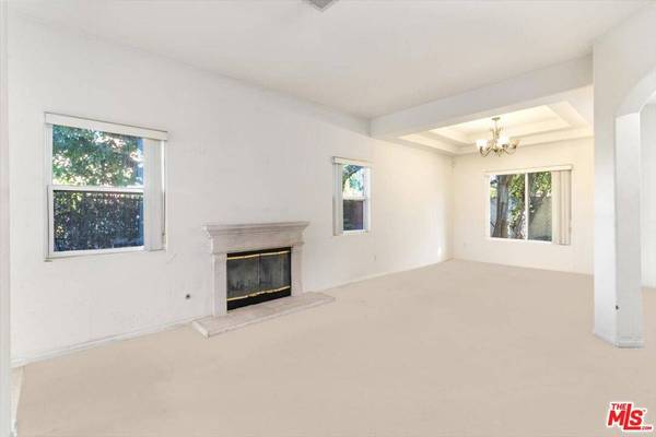 18806 Hatteras St #101, Tarzana, CA 91356