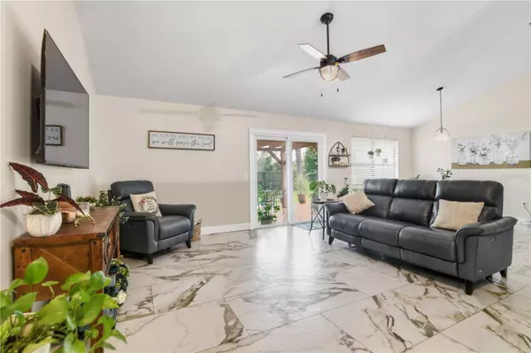 2337 RABENTON RD, Deltona, FL 32738