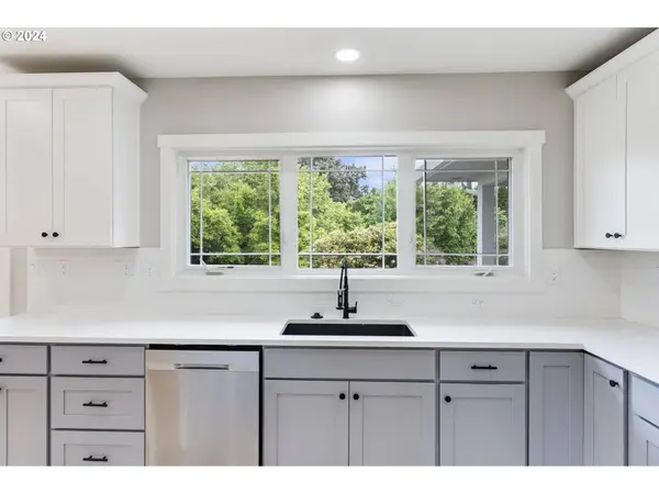 352 NE LOVRIEN AVE, Gresham, OR 97030