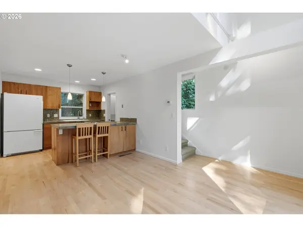 3921 SW SWEETBRIAR DR, Portland, OR 97221
