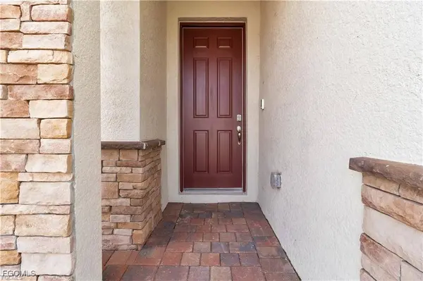 872 Stonewater Lake TER, Cape Coral, FL 33993