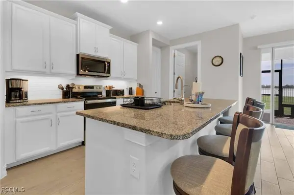 872 Stonewater Lake TER, Cape Coral, FL 33993