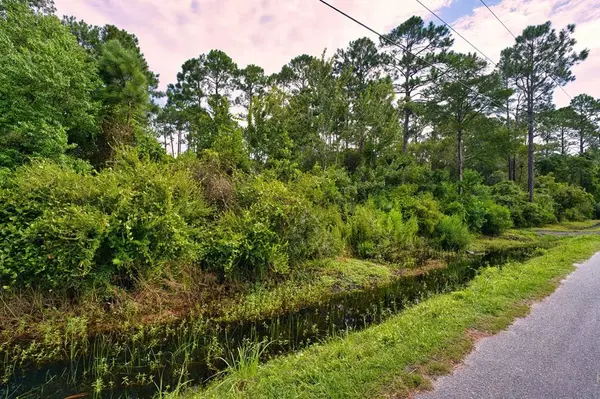 133 West Dr, Carrabelle, FL 32322