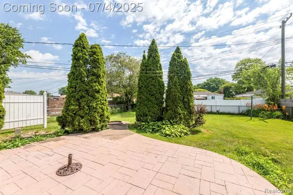 8571 Linda Street, Warren, MI 48093