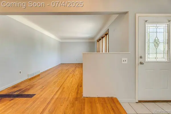 8571 Linda Street, Warren, MI 48093