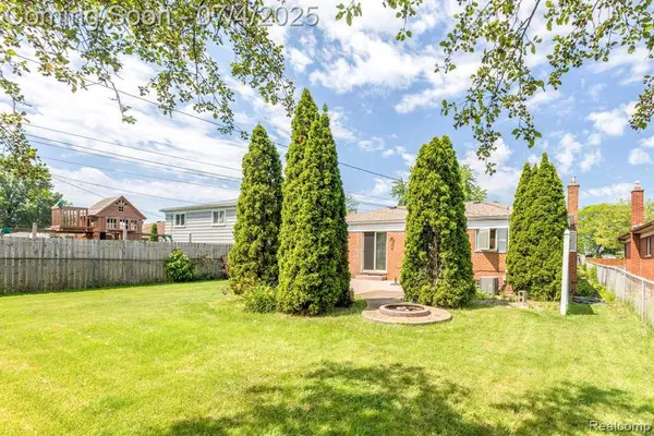 8571 Linda Street, Warren, MI 48093