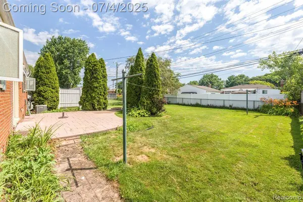8571 Linda Street, Warren, MI 48093