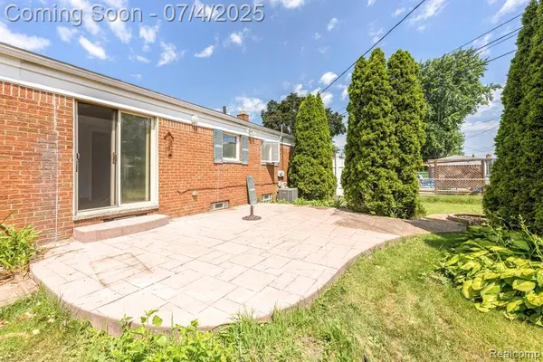 8571 Linda Street, Warren, MI 48093