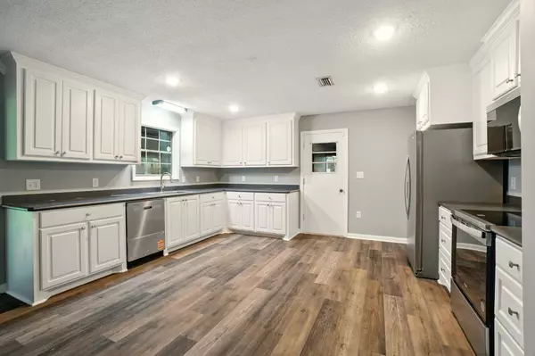 103 Parkwood Dr., Hattiesburg, MS 39402