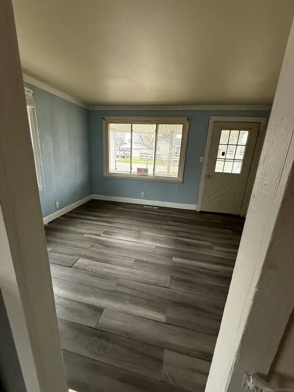 2069 E Parkwood Avenue, Burton, MI 48529