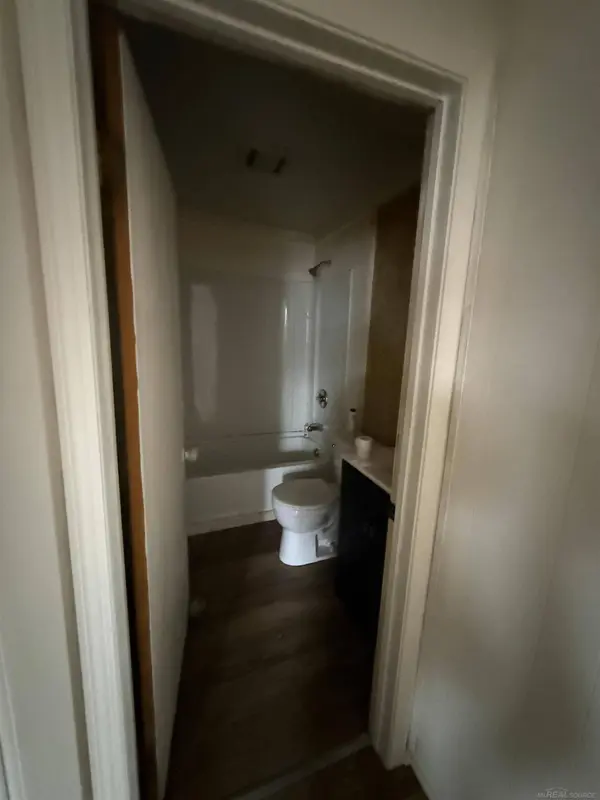 2069 E Parkwood Avenue, Burton, MI 48529
