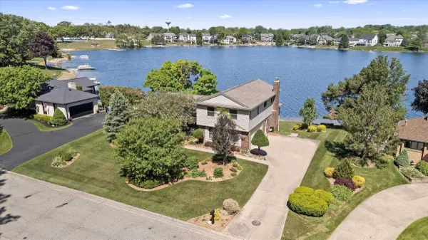 400 Lakes Edge Drive, Oxford, MI 48371