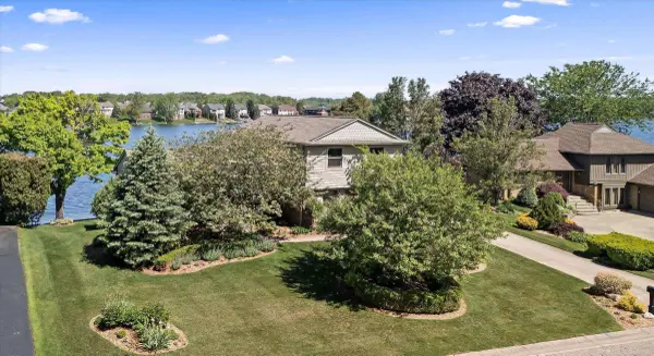 400 Lakes Edge Drive, Oxford, MI 48371