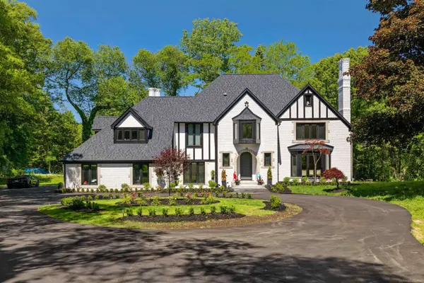 300 Camelot Way, Oakland Twp, MI 48306