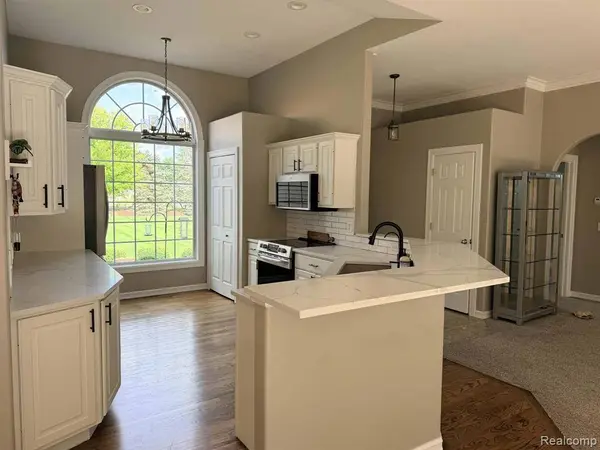 10070 N Fenton Road, Fenton, MI 48430 9713