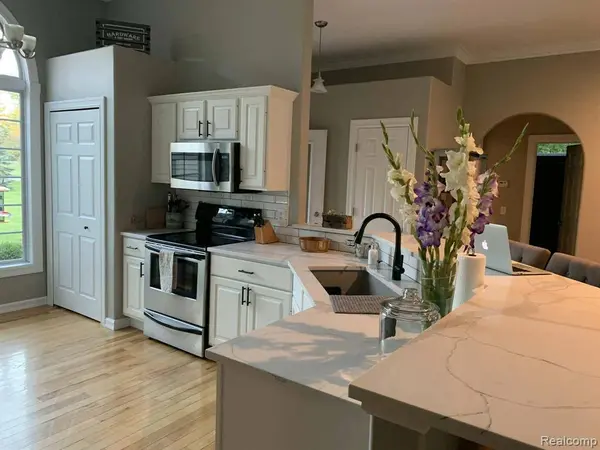 10070 N Fenton Road, Fenton, MI 48430 9713