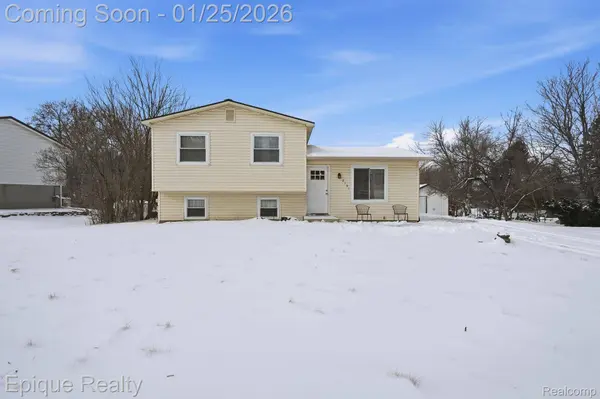 2191 Stonesthrow DR, Lapeer, MI 48446