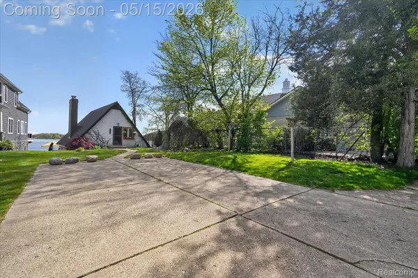 12078 Mantawauka DR, Fenton Charter Township, MI 48430