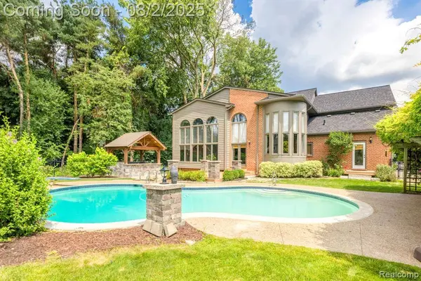 865 Lakewood Drive, Rochester Hills, MI 48309