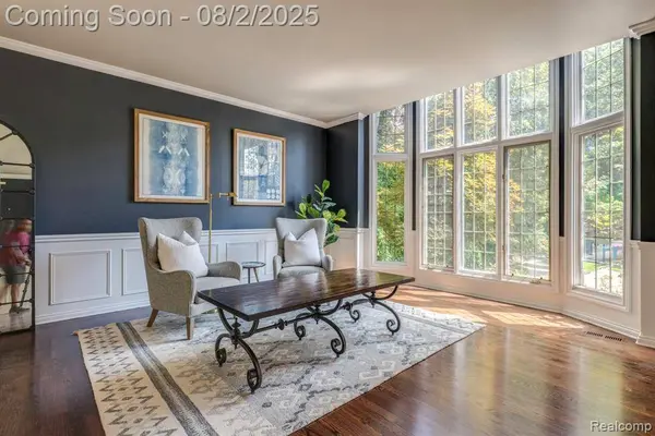 865 Lakewood Drive, Rochester Hills, MI 48309