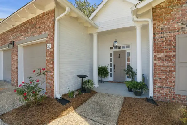 38 Stones Throw Dr., Hattiesburg, MS 39402