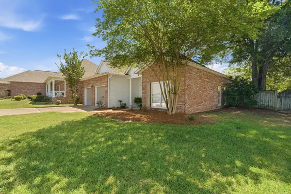 38 Stones Throw Dr., Hattiesburg, MS 39402