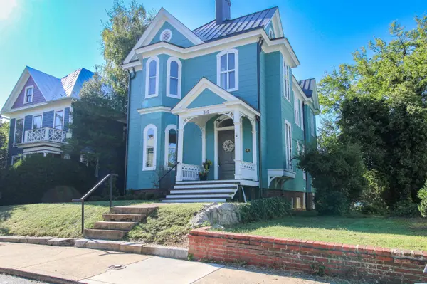 310 BERKELEY PL, Staunton, VA 24401