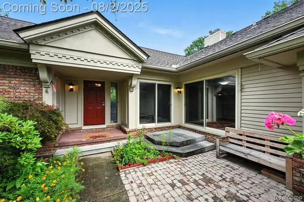 6966 Pebble Park Circle, West Bloomfield Twp, MI 48322