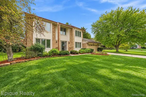 33033 Walnut LN, Farmington Hills, MI 48334