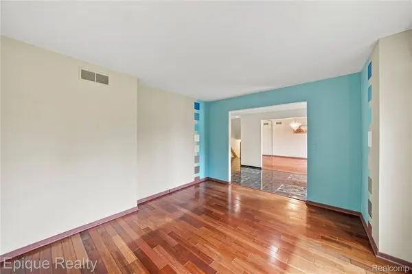 33033 Walnut LN, Farmington Hills, MI 48334