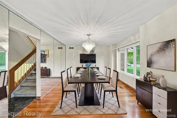 33033 Walnut LN, Farmington Hills, MI 48334