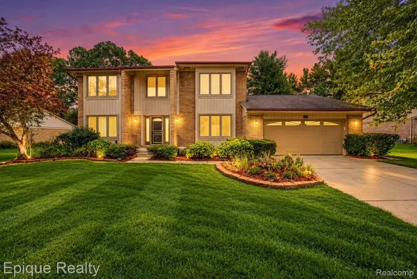 33033 Walnut LN, Farmington Hills, MI 48334