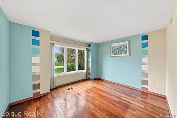 33033 Walnut LN, Farmington Hills, MI 48334