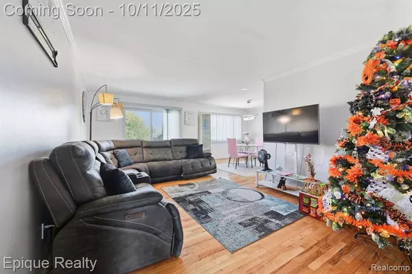 22300 Ivanhoe Lane, Southfield, MI 48034