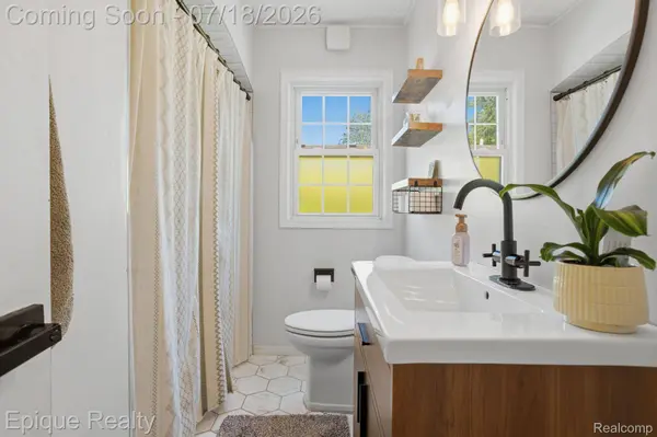 1206 Hawthorne RD, Grosse Pointe Woods, MI 48236